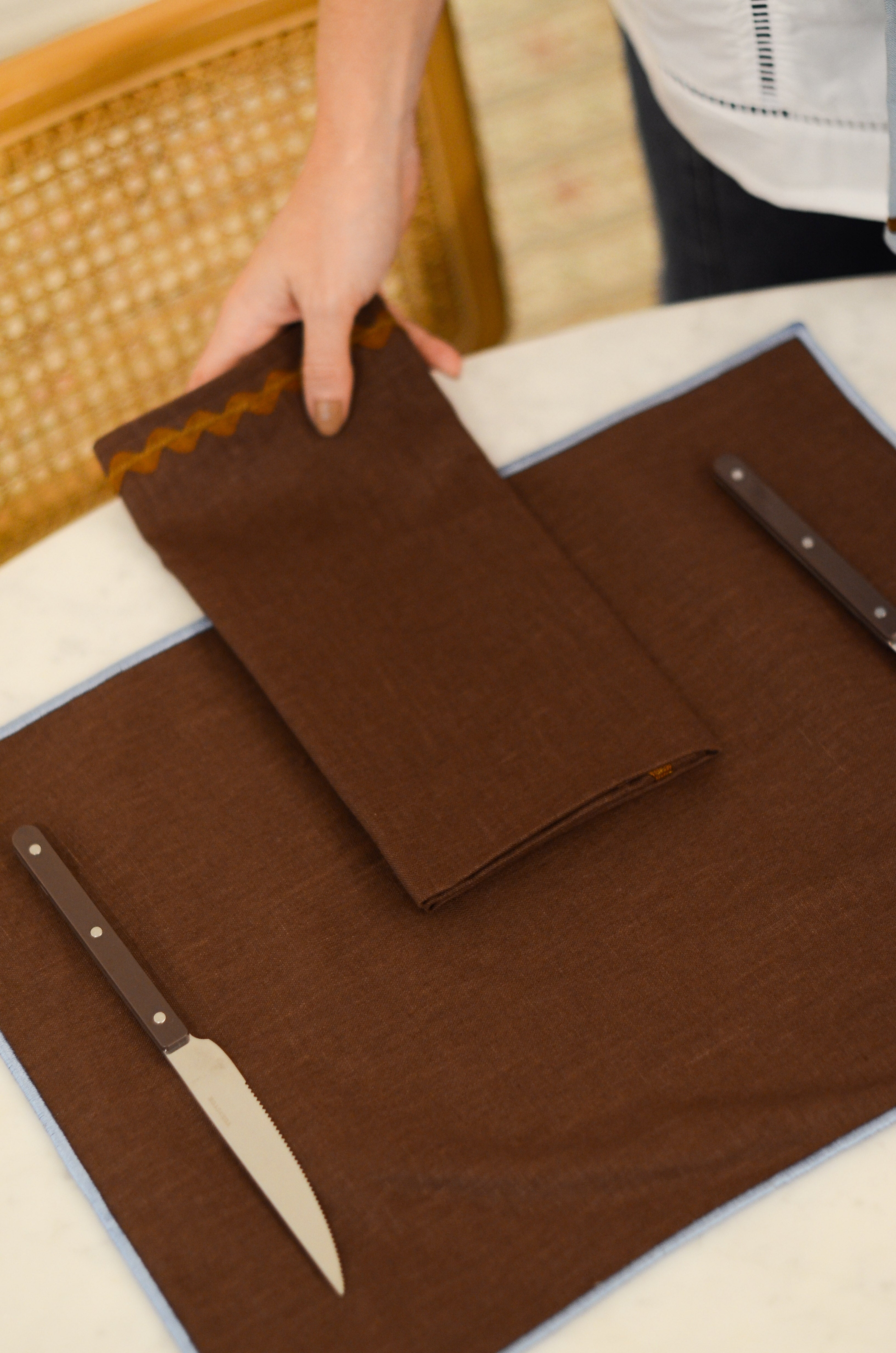 Jogo Americano Linho Marrom Café Bainha Bordada Azul Céu