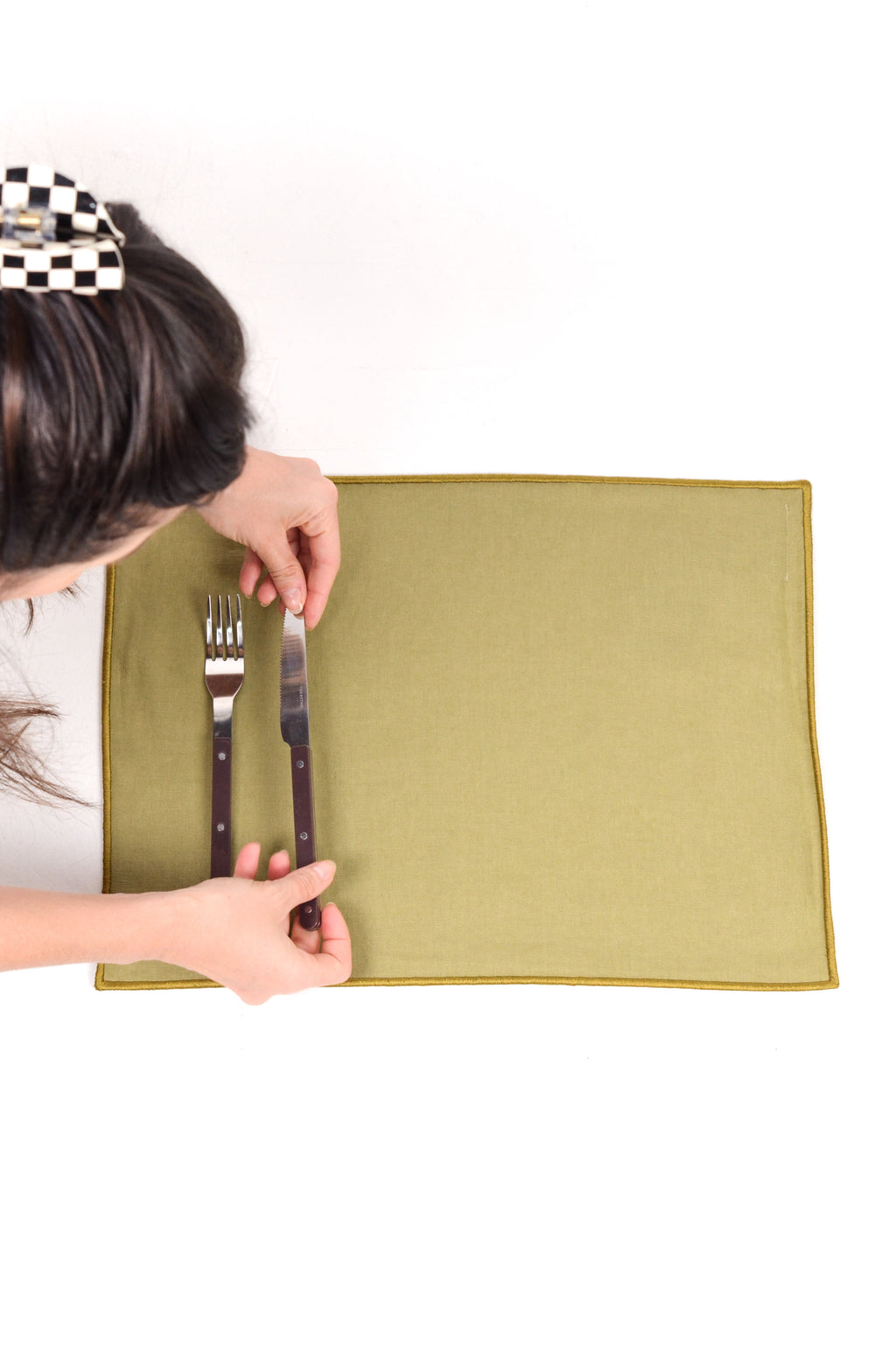 Jogo Americano Linho Verde Oliva Bainha Bordada