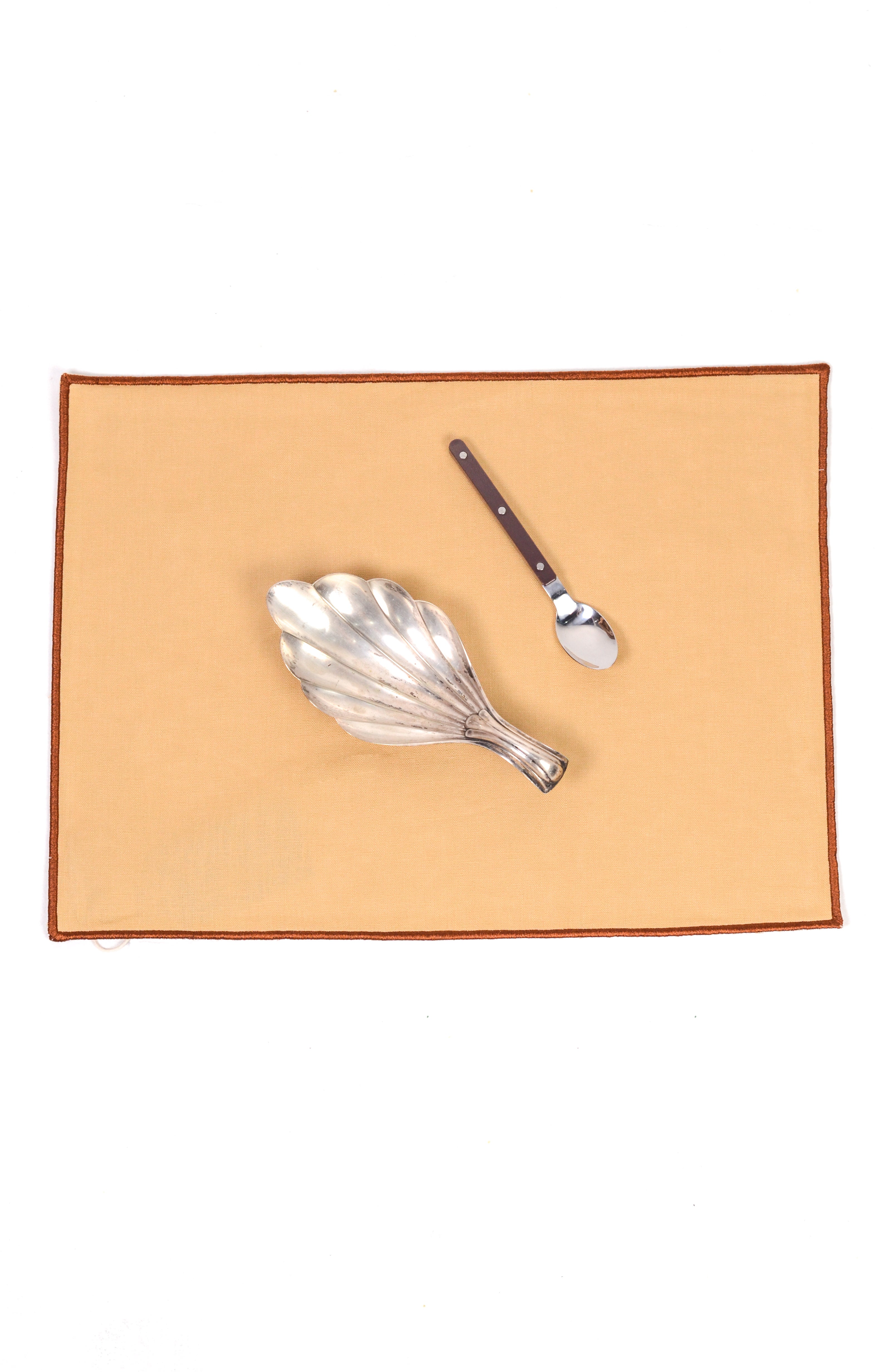 Jogo Americano Linho Areia Fofa Bainha Bordada Marrom Café