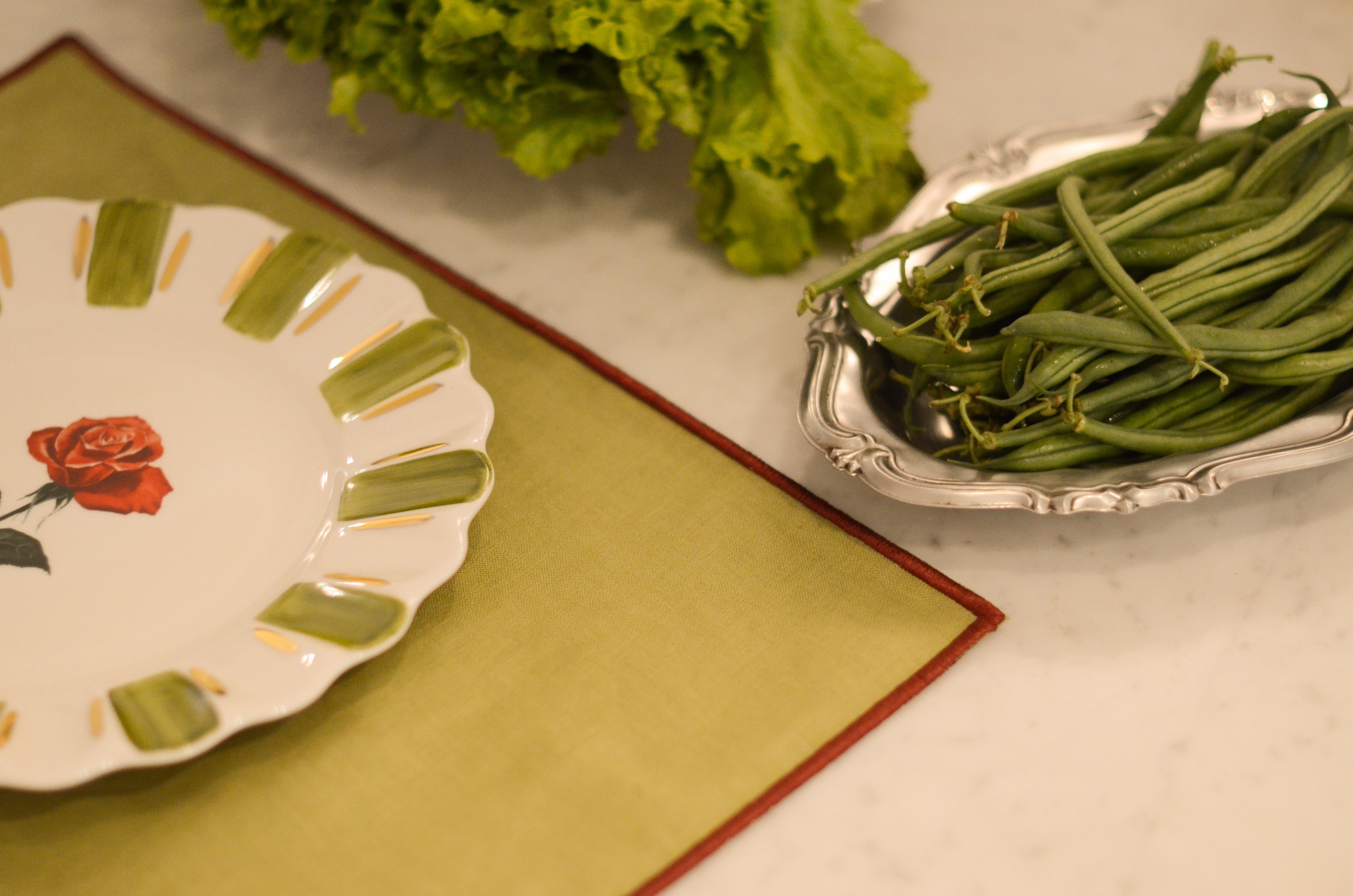 Jogo Americano Linho Verde Oliva Bainha Bordada Vinho Tinto