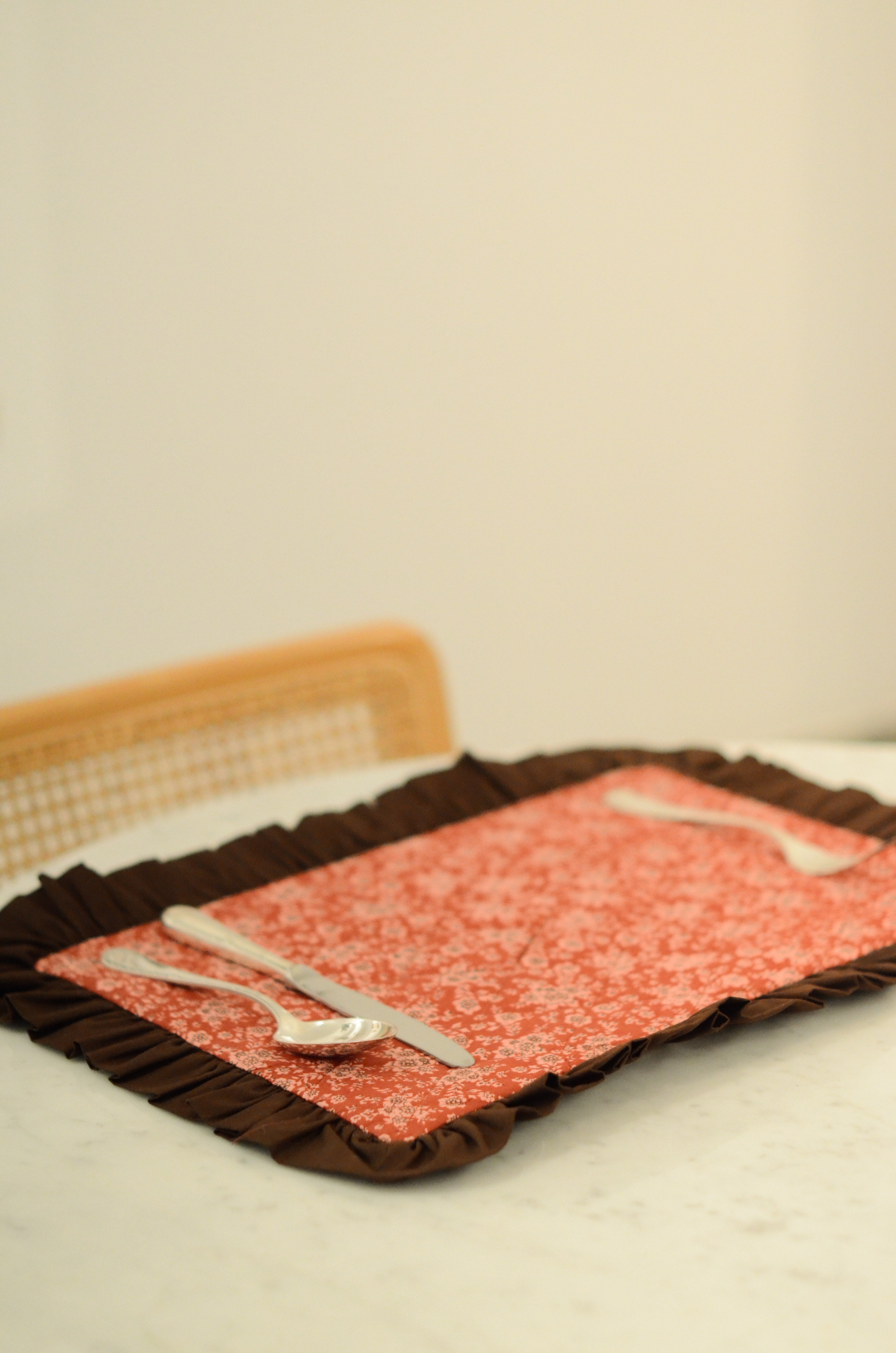 Jogo Americano Matelassê Babado Floral/Listra