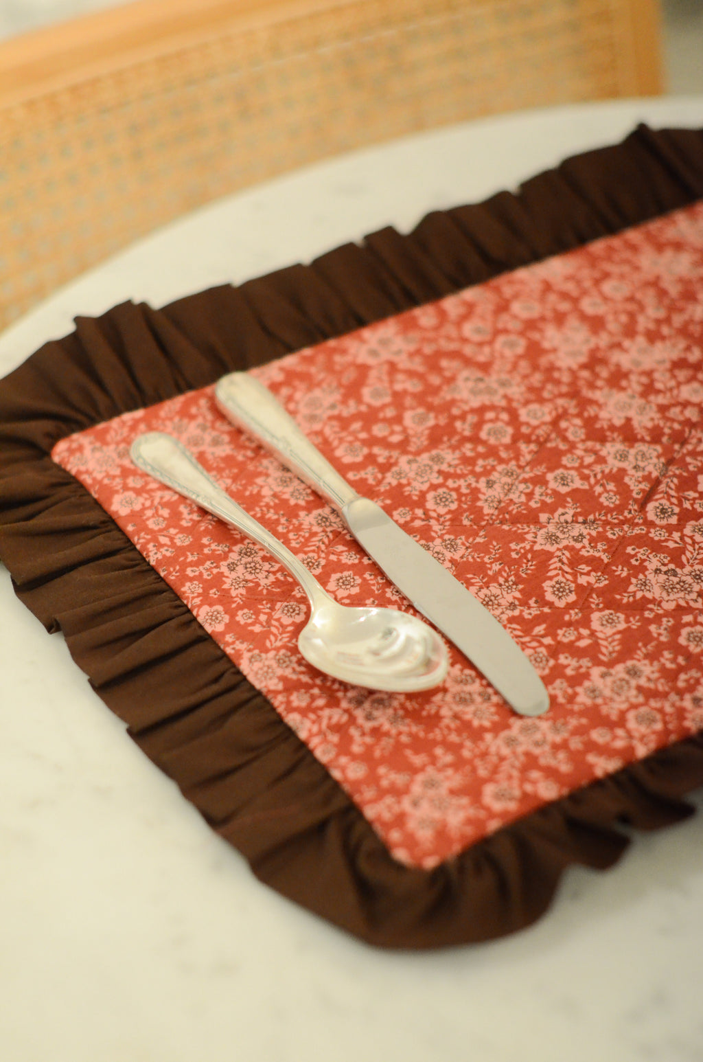 Jogo Americano Matelassê Babado Floral/Listra