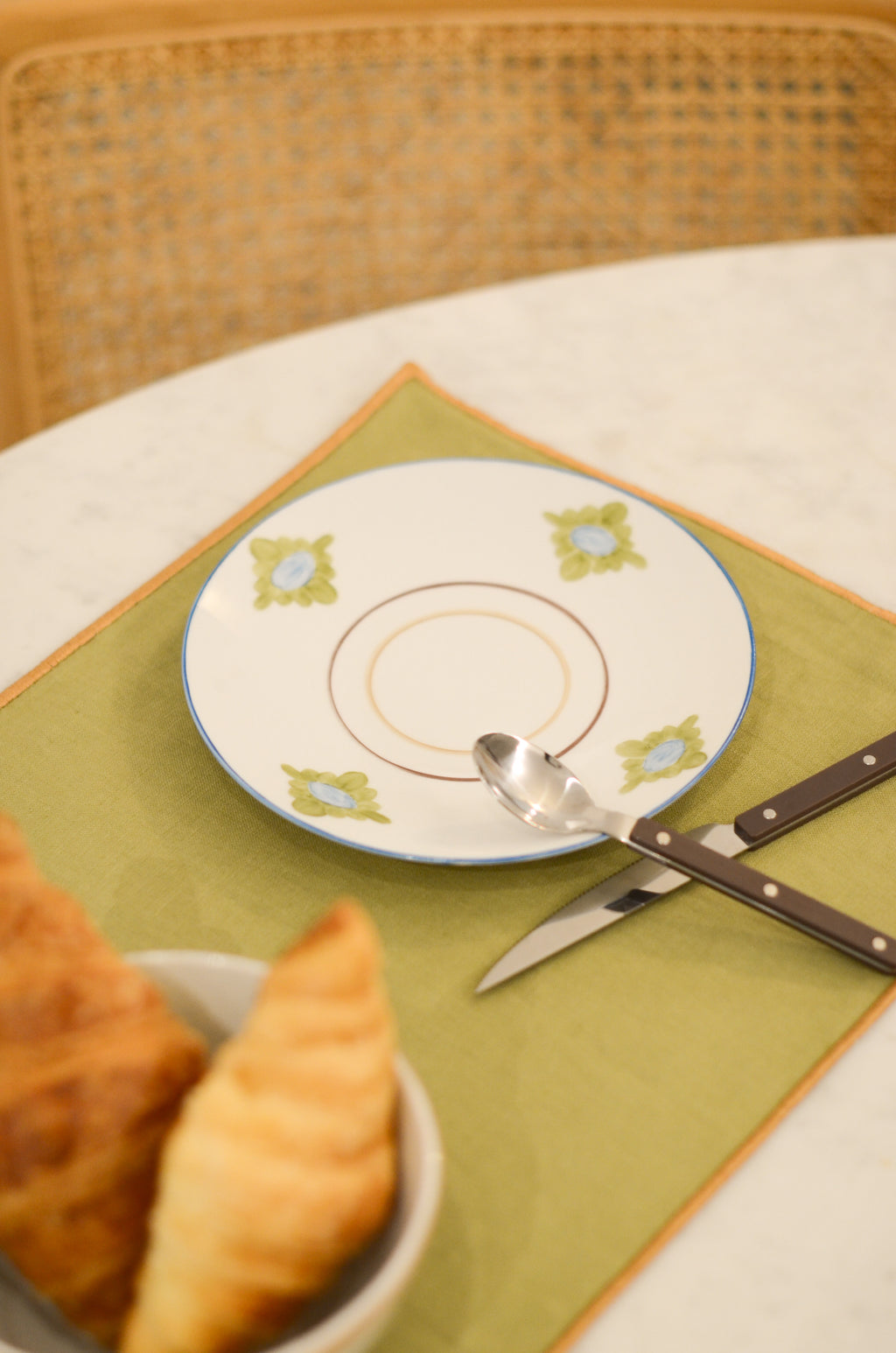 Jogo Americano Linho Verde Oliva Bainha Bordada Areia Fofa