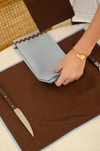 Jogo Americano Linho Marrom Café Bainha Bordada Azul Céu