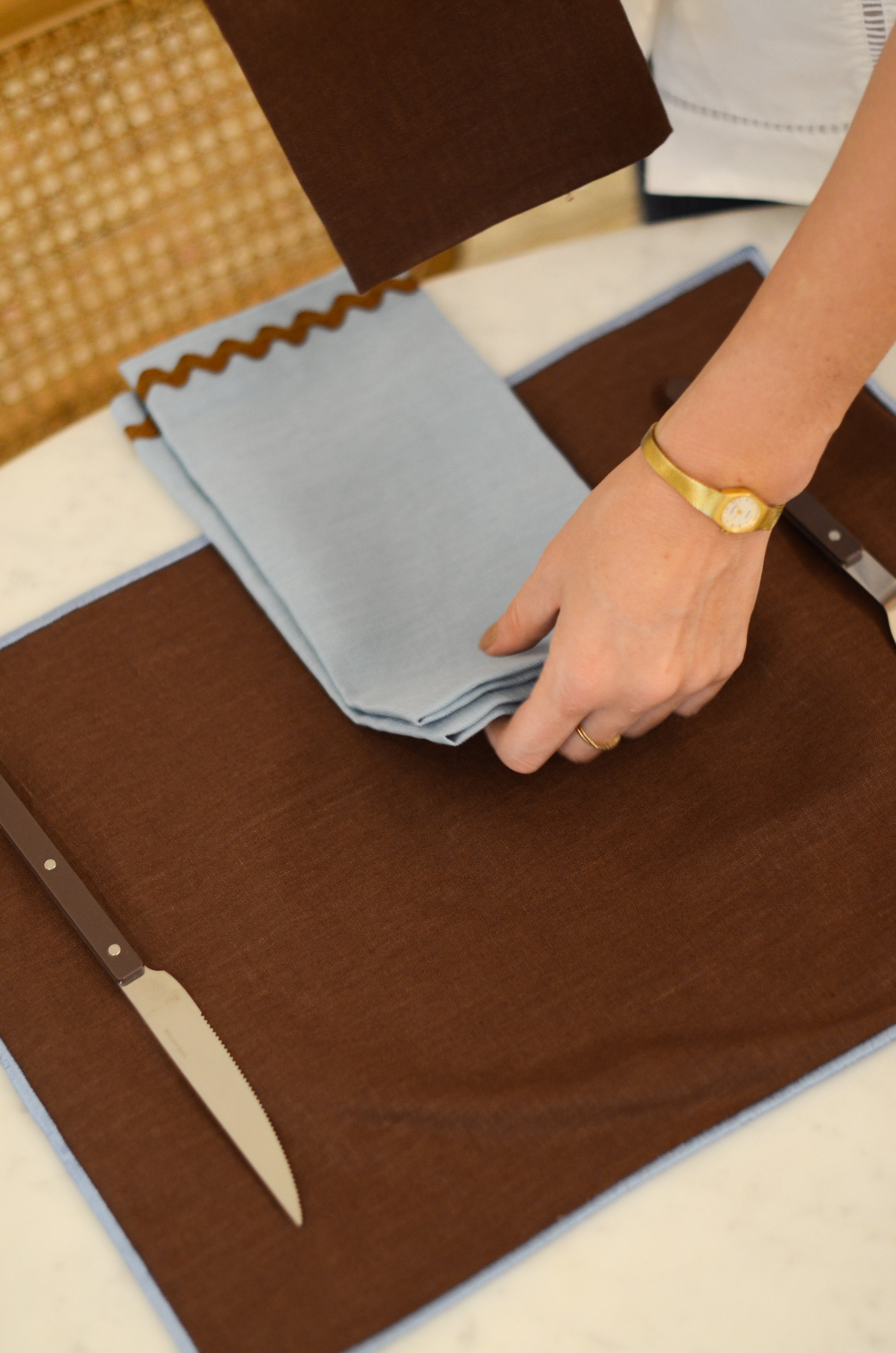 Jogo Americano Linho Marrom Café Bainha Bordada Azul Céu